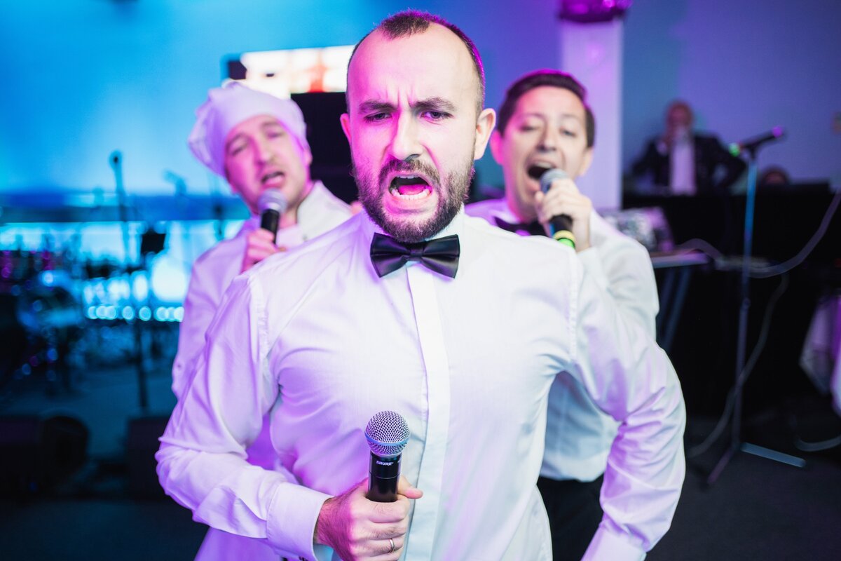 "Поющие официанты"