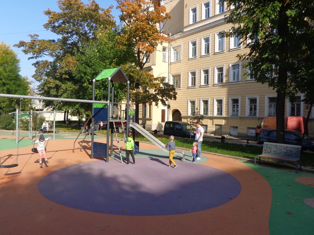 Детская площадка напротив дома Синягина, которой исполнилось 114 лет. Фото автора