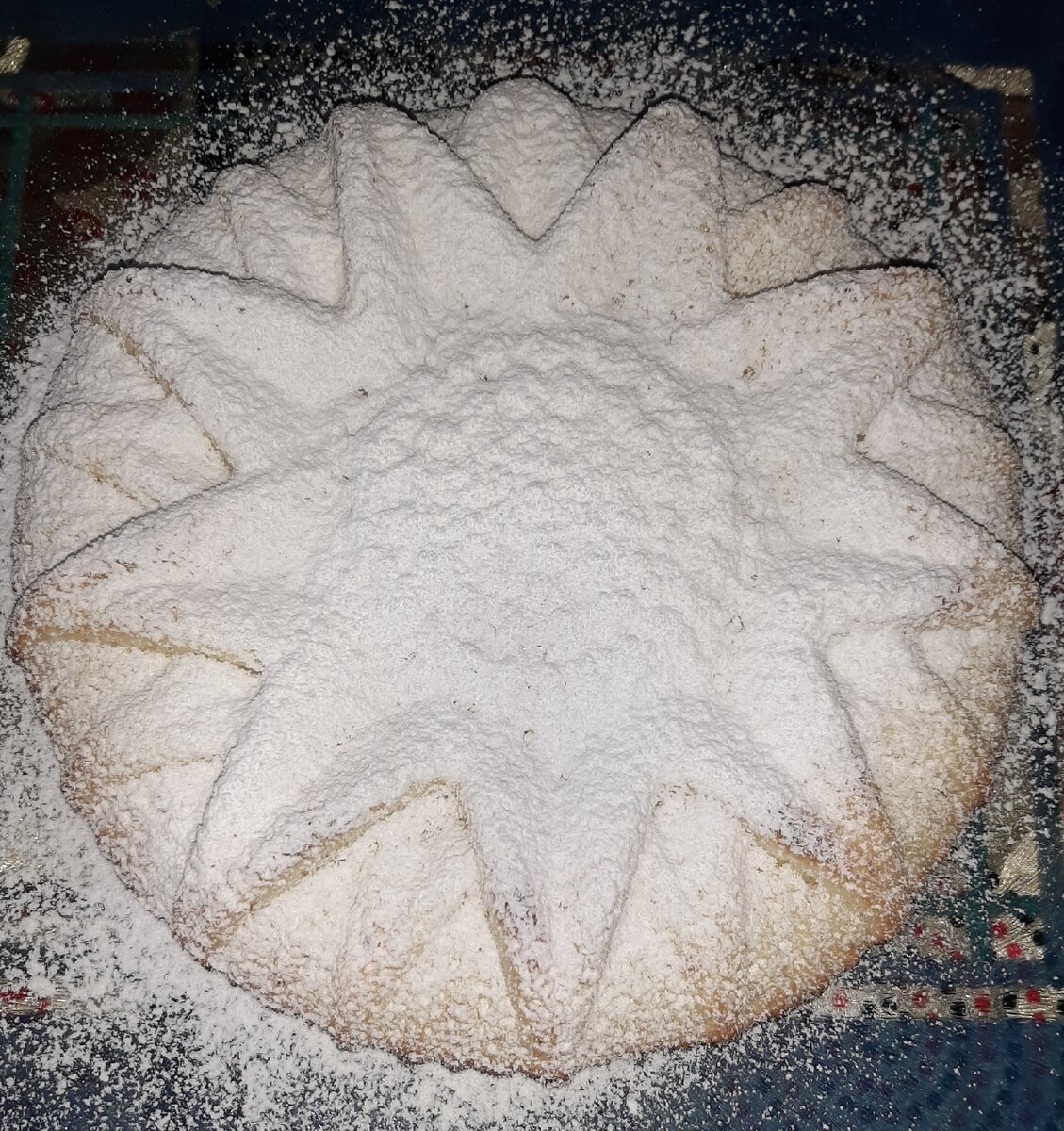 Манник - само название говорит за себя. Это пирог из манной крупы без добавления муки. В арабском мире есть похожий рецепт такого пирога (Бсбуса), может быть он и является про родителем всем нам известного манника.