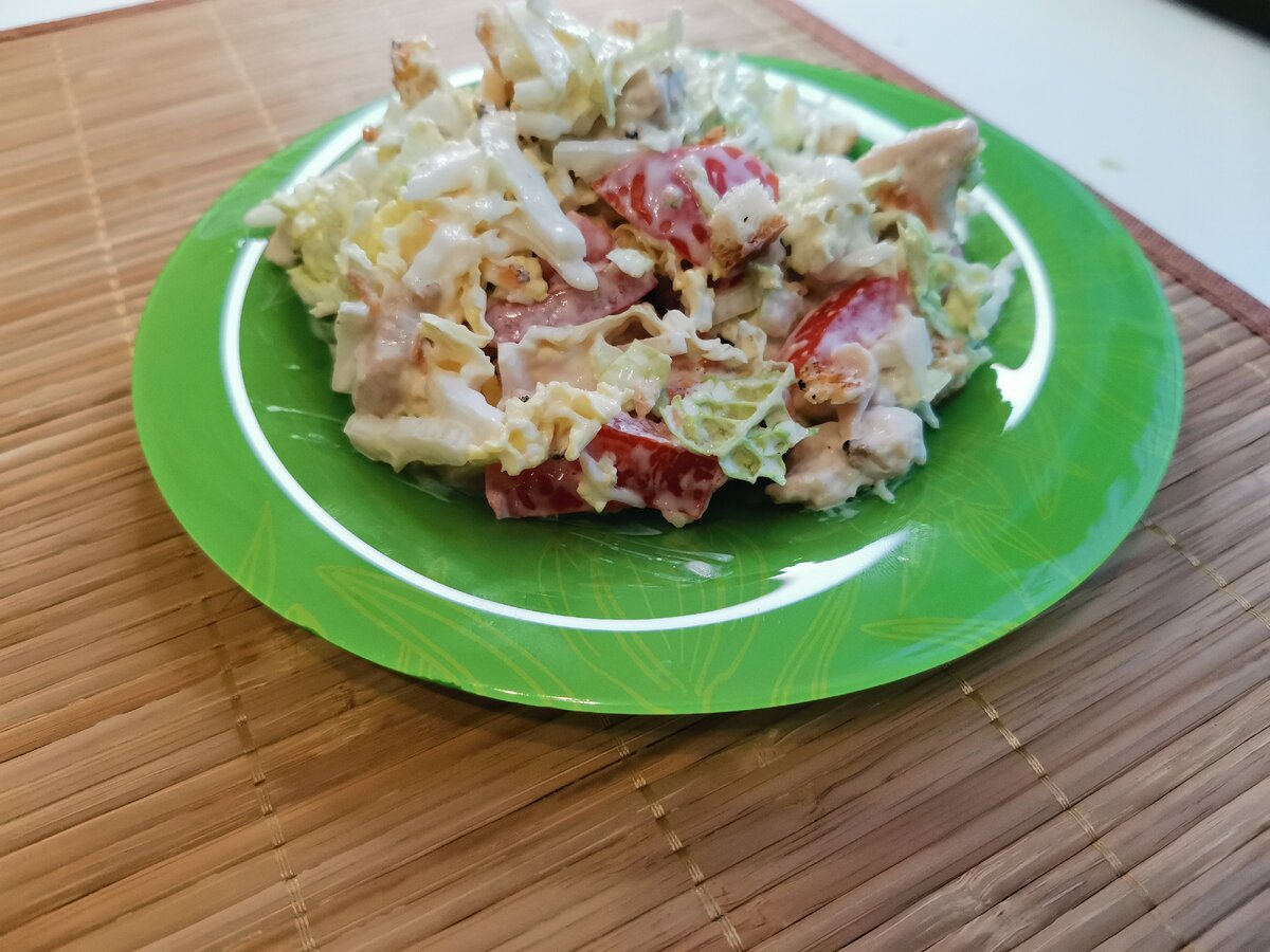 Такой салат всегда будет уместен на Вашем столе , при проведении любого мероприятия, а на Новогоднем столе я думаю это неотъемлемая часть праздника как и салат оливье.