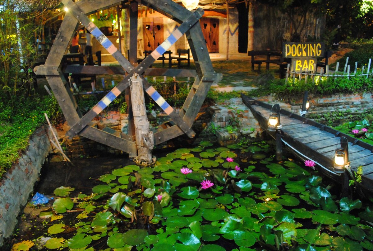 Вход в кафешку, везде были прудики с лотоса и и рыбками