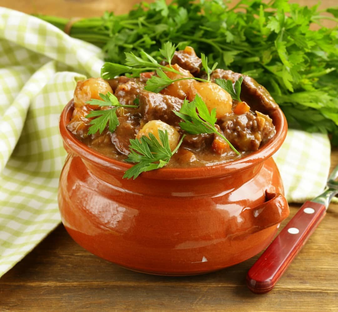 Ингредиенты
Говядина 450 г
Морковь 1 шт
Лук 1 шт
Картофель 400 г
Чеснок 3 зубчика
Специи по вкусу
Морковь нарезать кружочками, лук-полукольцами, спассеровать на растительном масле. Чеснок порубить, добавить к луку с морковью и прогреть минут 5.

Картофель нарезать на кубики или дольки и отдельно обжарить. Мясо порубить на средние куски, обжарить на масле до золотистой корочки.

В глиняный горшочек на дно укладываем сначала мясо, солим, перчим, добавляем пряности на свой вкус (у нас это гвоздика) + лавровый лист, затем картофель и жареные лук, морковь и чеснок. Опять немного посолить, посыпать розмарином, положить ещё лавровый лист, добавить немного бульона или воды.

Накрыть крышкой, готовить в духовке около 1 часа при температуре 180-200 градусов. За 15 минут до готовности, полить сметаной, посыпать рубленой зеленью и запечь.

Подавать непременно в горшочке или просто выложить на тарелку.

Приятного аппетита! ❤💕😘