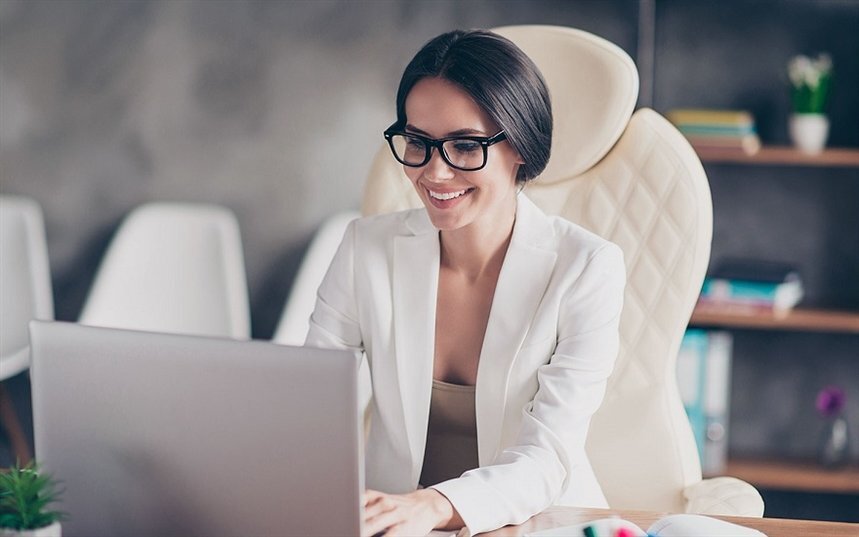Источник фото:  https://miridei.com/idei-krasoty/idei-prichesok/15-trendovyh-strizhek-i-ukladok-v-delovom-stile/