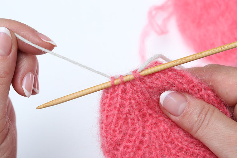 Вязание спицами варежек «Принцесса» с кристаллами Swarovski - схемы и пошаговые инструкции