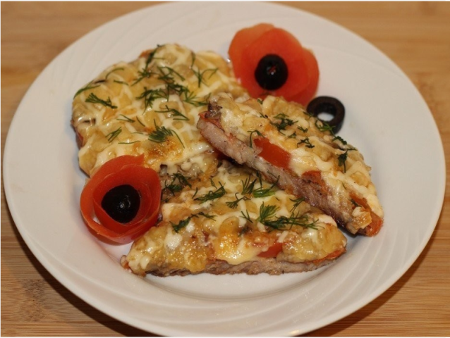 Мясо по-купечески с грибами


Ингредиенты:

Свинина — 500 г
Грибы — 100 г
Сыр — 250 г
Помидоры — 1-2 шт.
Майонез
Соль
Перец чёрный

Приготовление

1. Свинину режем как на отбивные и качественно отбиваем.
2. Чтобы при отбивании мясо не "разбивалось", а молоток не засорялся кусочками мяса, которое потом очень сложно вычищать, советуем при отбивании покрывать мясо пищевой плёнкой и отбивать прямо через плёнку.
3. Выкладываем мясо на заранее смазанный растительным маслом противень. Должно влезть 5-6 кусков. Посыпаем солью, перцем и всякими специями, которые вам по душе.
4. Режем помидоры кружочками и выкладываем на мясо, чтобы максимально его покрыть.
5. Далее приступаем к сыру. Натираем его на крупной тёрке, и, используя треть от полученного тёртого сыра, посыпаем мясо с помидорами.
6. На сыр выкладываем грибы. Лучше не замороженные, так как они дадут много воды, которая разбавит натуральный сок мяса. Мы использовали шампиньоны. С ними блюдо выглядит красиво и аккуратно.
7. Поливаем майонезом. Кстати, если у вас обычный майонез в мягкой упаковке (типа тюбика), то удобнее срезать уголочек и выдавливать через него. Получится тонкая управляемая струйка.
8. Ещё раз солим и сверху равномерно распределяем оставшийся сыр. Ставим в духовку при 200 °C на 20–25 минут.



#мясо #вкусно #второе #кулинария