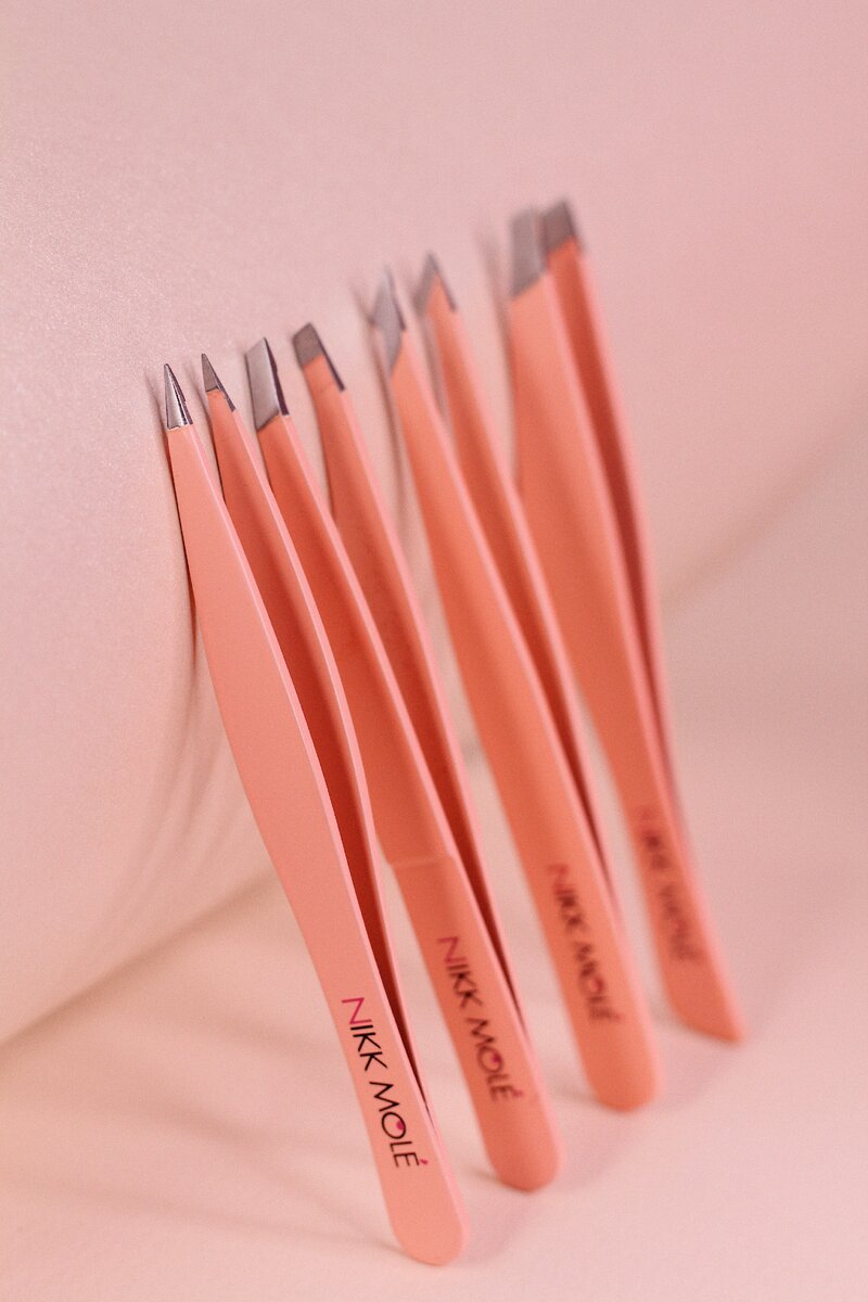 на фото пинцеты цвета персик Nikk Mole