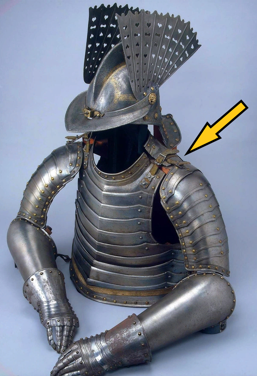 Доспех крылатого гусара. Ремешками соединяются нагрудник и наспинник, и к наспиннику же пристегивается наплечник