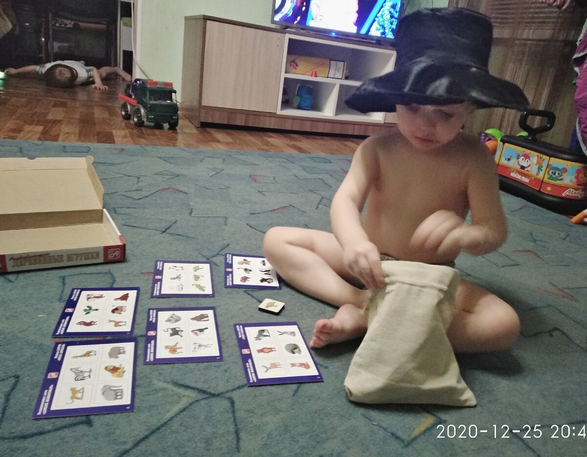 Обратите внимание на левый верхний угол. Там валяется обиженный Паша. На переднем плане - Вадим. Босиком, но в шляпе