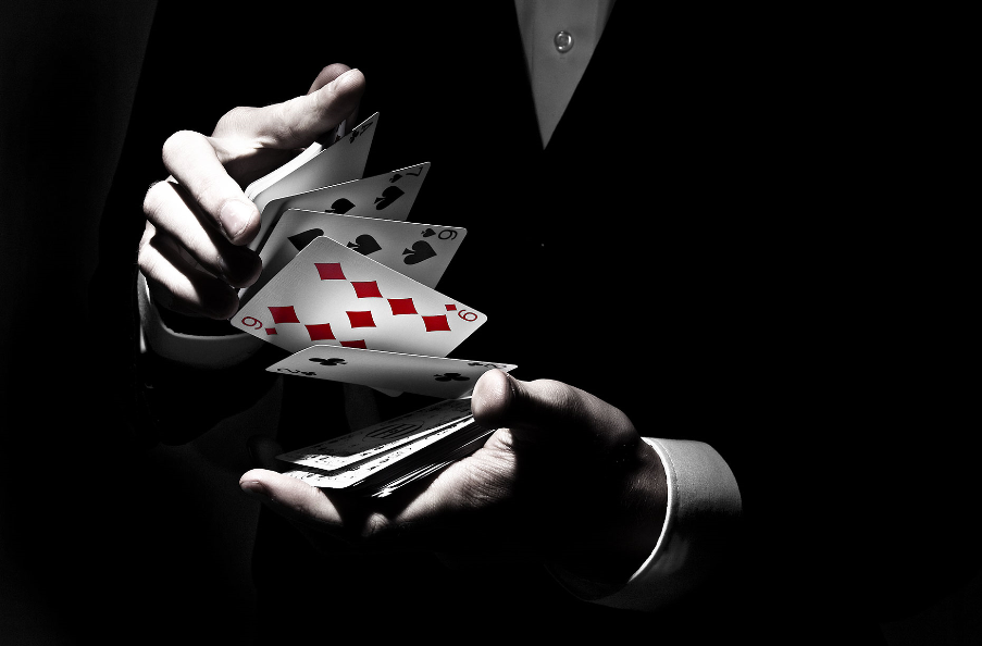 шулер карты. карточные фокусы. колода карт тузы. игральные карты в руке. фокусы с картами разоблачение.
