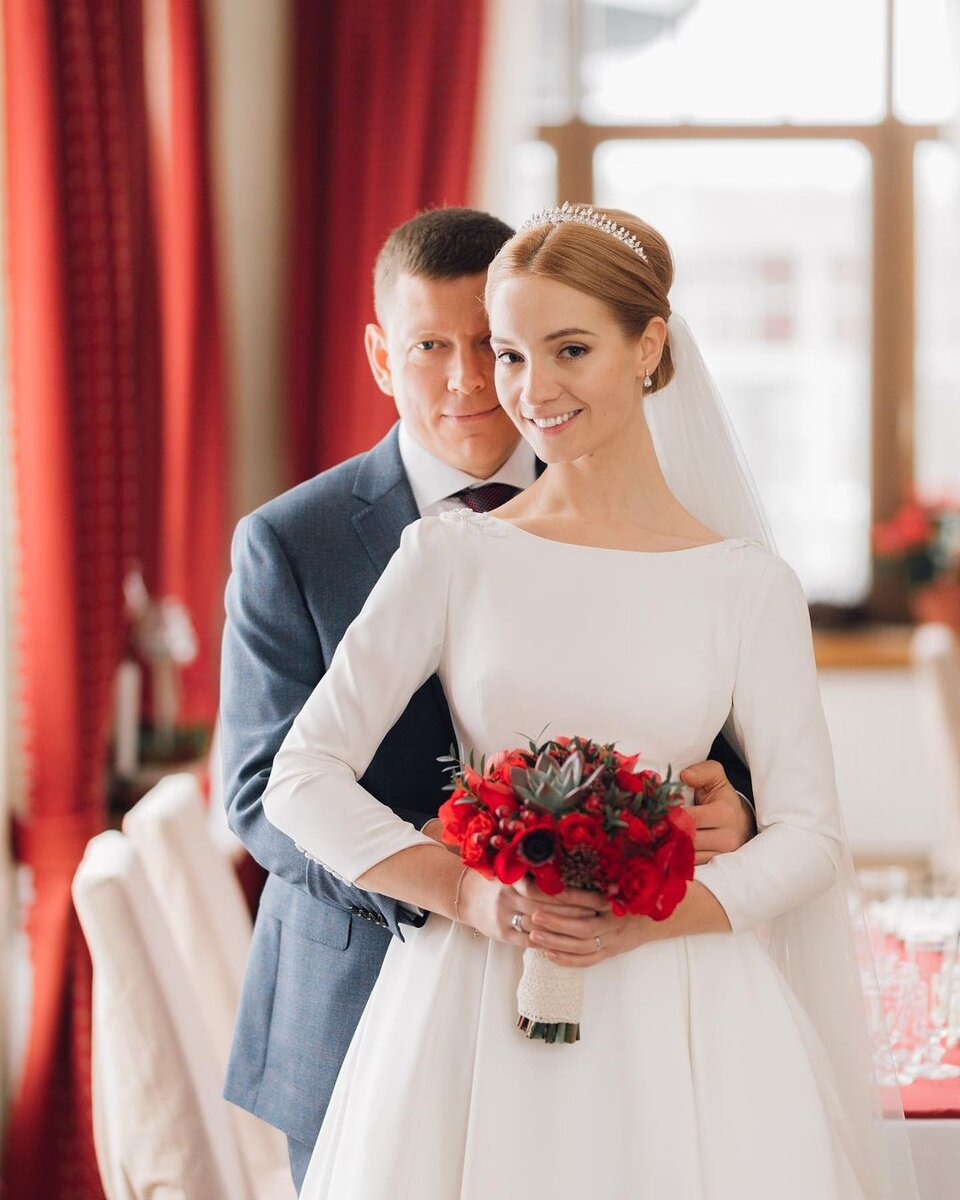 Интересно, что сразу из ЗАГСа Луговая буквально помчалась в театр, где в тот вечер играла спектакль. К тому же, по сюжету пьесы ее героиня тоже выходит замуж. А само торжество актеры отметили поздно вечером дома,  в узком кругу самых близких.