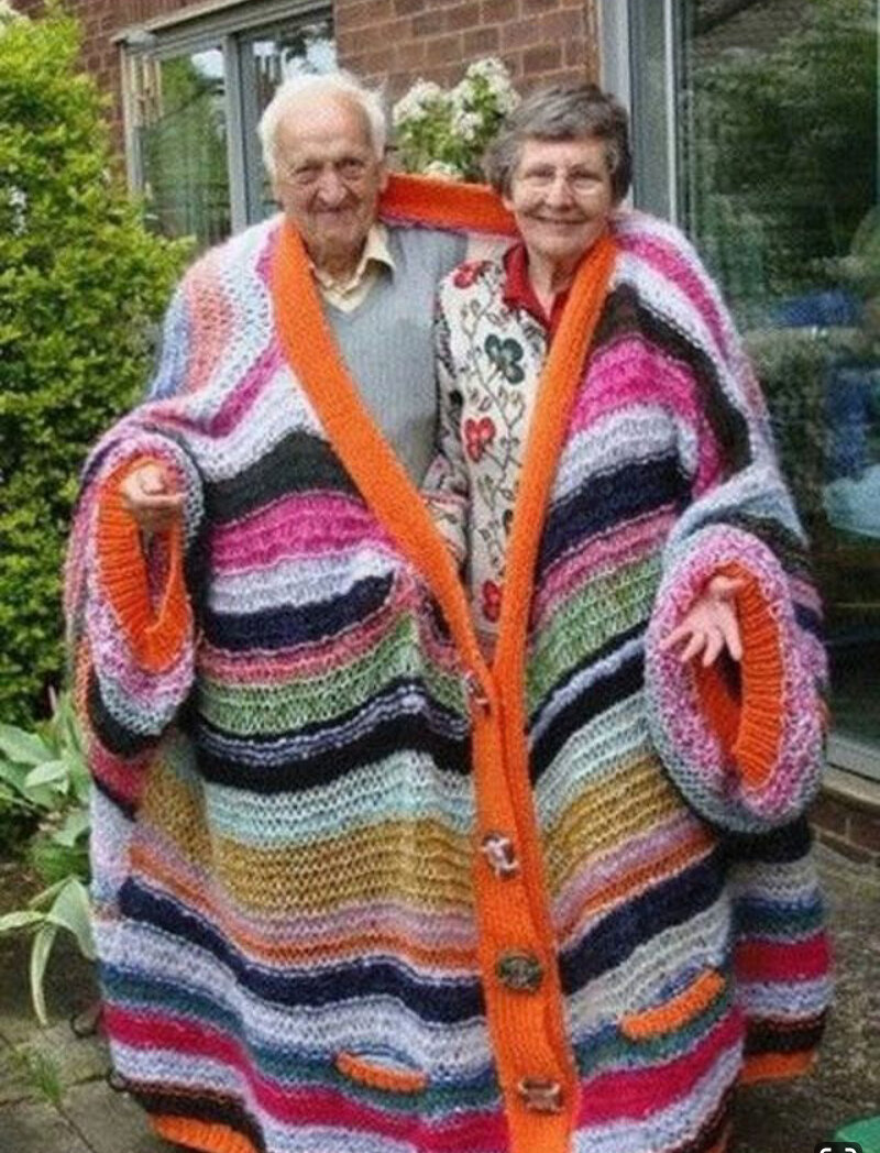Бабушка связала шарф. Смешные вязаные вещи. Вязаные вещи бабушка. Бабушка в свитере. Вязаная бабушка.
