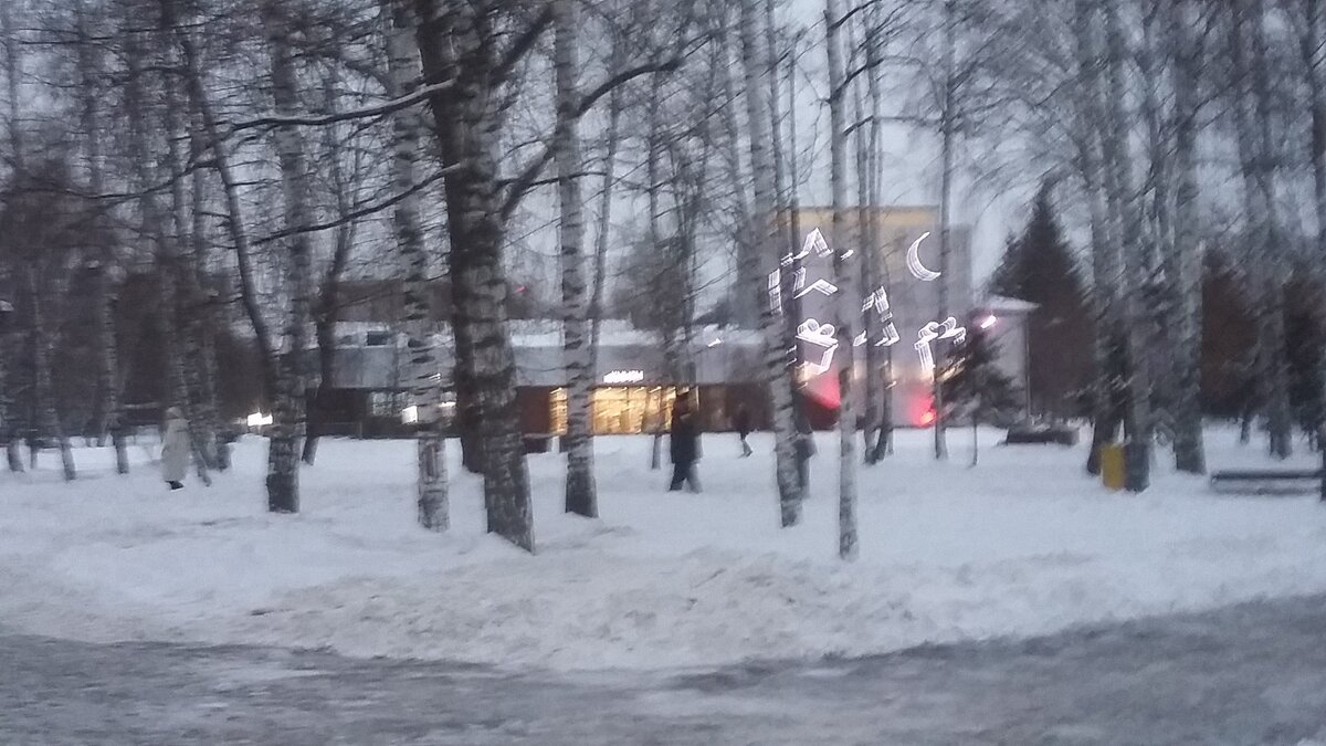 На входе со стороны улицы Исаева