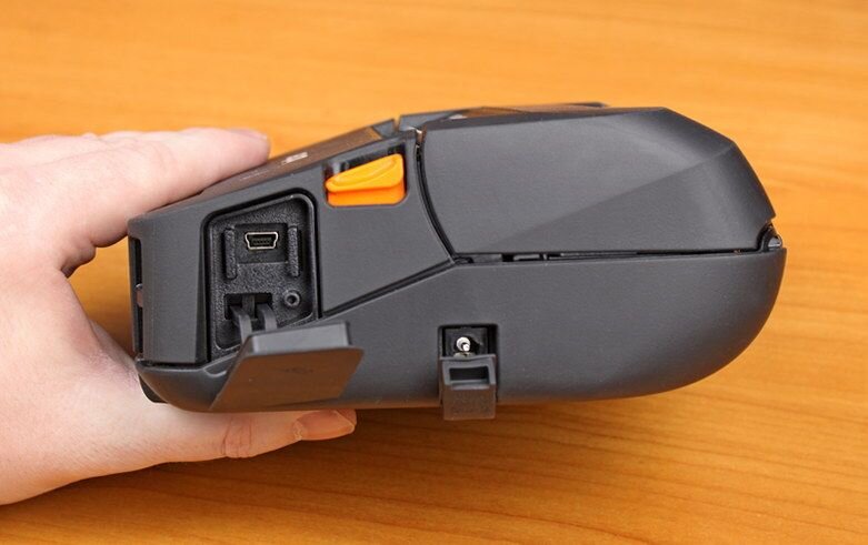 Порт USB и разъем питания закрываются прорезиненными заглушками