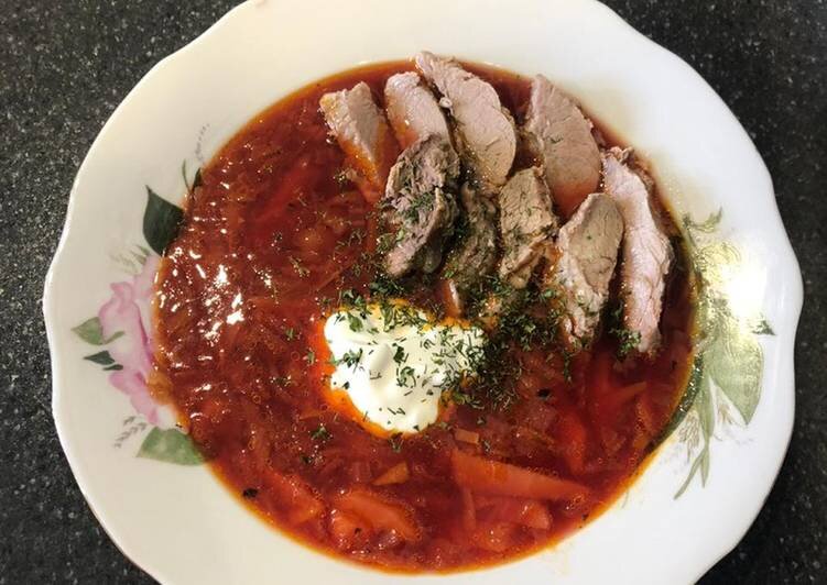 500 гр. мяса (свиное с косточкой)
250 гр. капуста свежая
3-4 картофеля
1 морковь
1 лук
2 средних свеклы красной
1 ч.л. томатной пасты
3-4 ст.л. растительного масла
специи, зелень

1) Мясо моем в холодной воде. Кладём мясо в кастрюлю и заливаем холодной водой. Доводим до кипения, снимаем накипь и пену, солим по вкусу, варим на медленном огне 1,5 часа.

2) Варим отдельно свеклу 1,5 часа.

3) Мясо вынимаем из кастрюли, процеживаем бульон, кладём нарезанную соломкой капусту и варим 7-10 минут, добавляем картофель, нарезанный соломкой, варим ещё 5-10 минут.

4) Лук и морковь чистим, морковь натираем на крупной терке, лук режем соломкой и обжариваем на растительном масле. В конце добавляем томатную пасту и обжариваем ещё 2-3 минуты. Кладём обжарку в кастрюлю и варим 5 минут.

5) Готовую свеклу натираем на крупной терке и обжариваем на растительном масле. Добавляем в кастрюлю. Солим, перчим по вкусу. Можно добавить немного базилика, мускатного ореха, куркуму, лавровый лист. Доводим до кипения и выключаем. Даём настояться 30-35 минут. Подаём со сметаной и зеленью.

6)Приятного аппетита! 