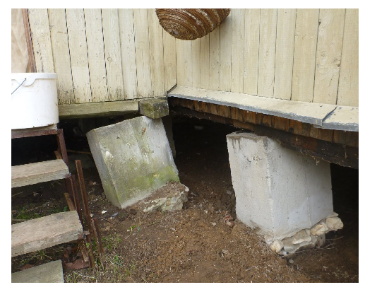 Выперло и завалило столбики фундамента.