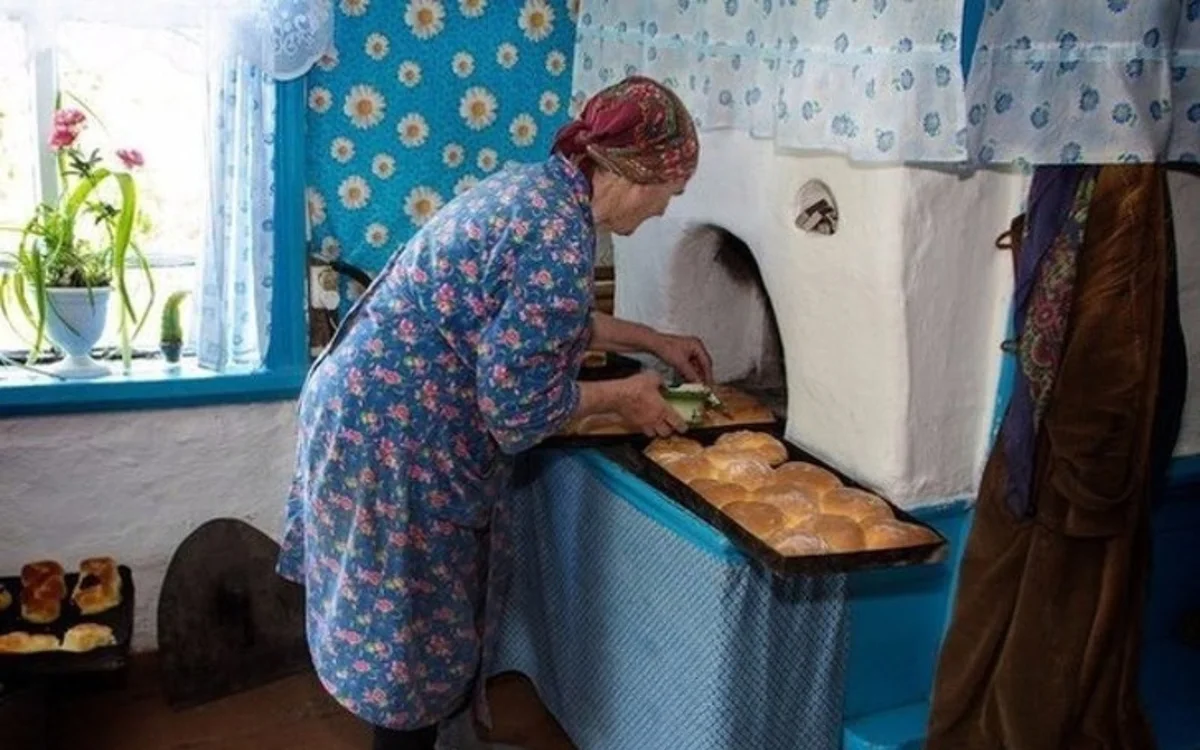 Похоронил свою бабушку, а когда приехал домой она стояла с пирогом в руках Мои и