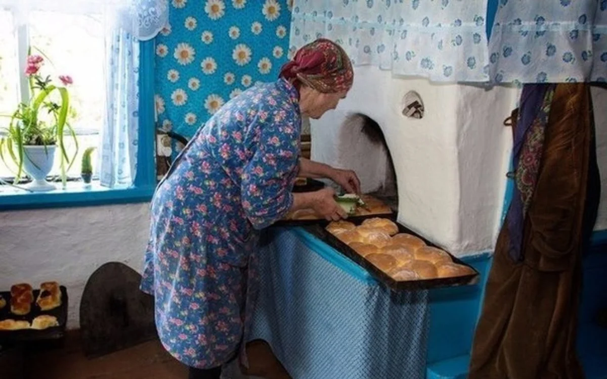 Жили были пироги. Бабушка печет пирожки в русской печке. Бабушка у печки. Бабушка печет хлеб. Печка у бабушки в деревне.