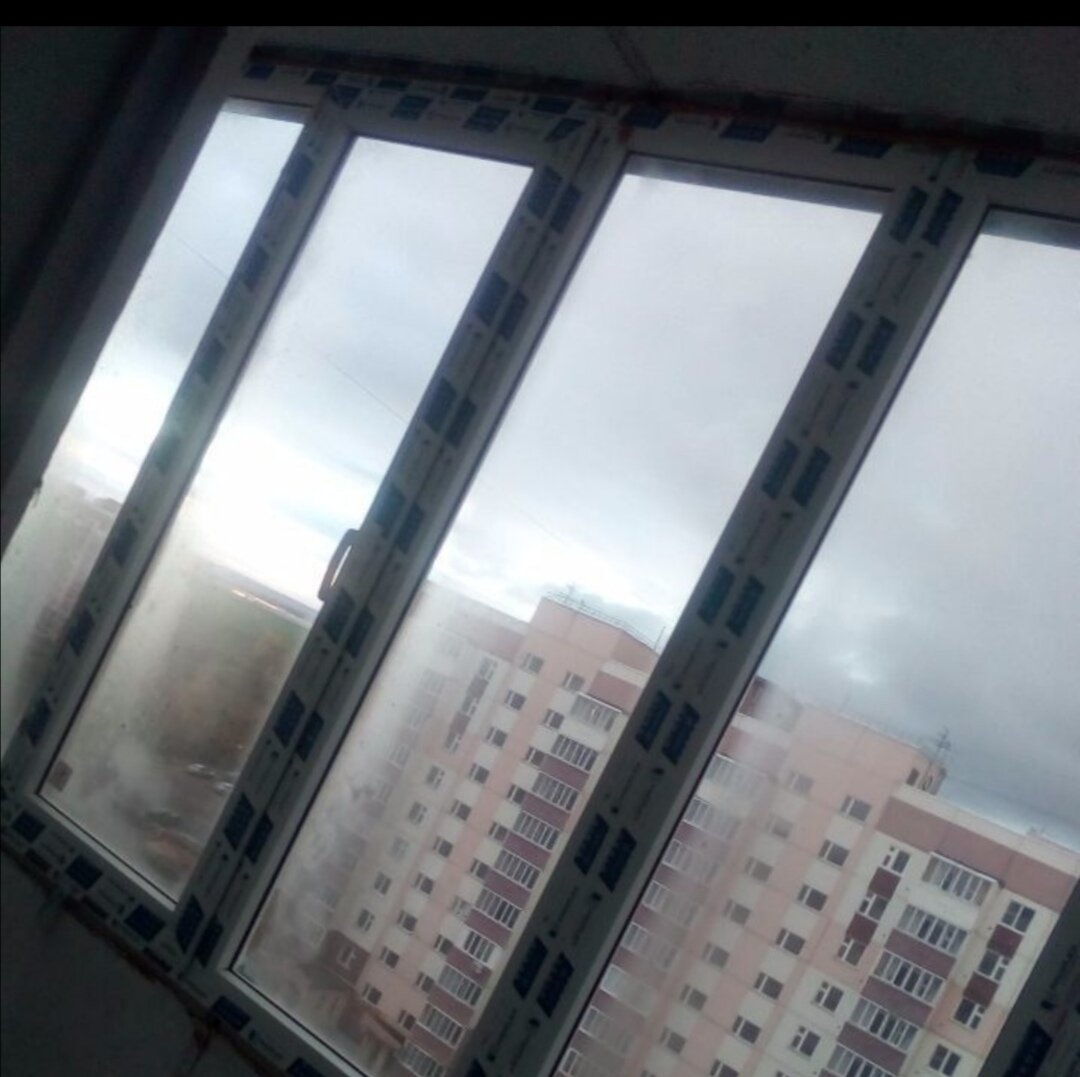 Пластиковые одинарные стеклопакеты на балконе