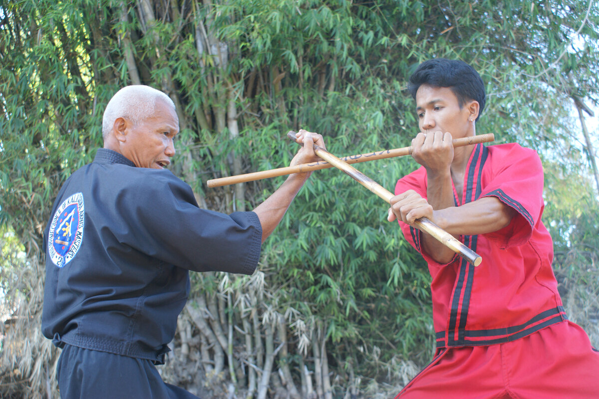 Арнис. Фото с сайта https://www.arnismartialarts.com/gallery/grandmaster-rodel-dagooc-getchin-action/