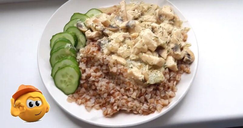 Для этого нам понадобится куриное филе
две штуки, лук репчатый одна штука,
шампиньоны 450 грамм, сливки, отварная
гречка, 4 зубчика чеснока, соль, специи по
вкусу.