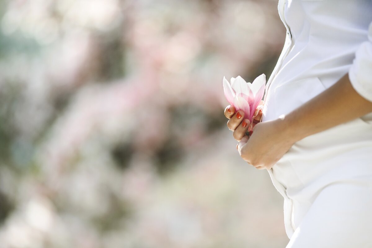 ФОТОМАТЕРИАЛ - https://ru.freepik.com/free-photo/belly-of-a-pregnant-woman-and-a-flower_5697636.htm#page=1&query=pregnancy&position=21