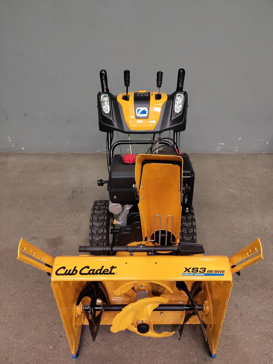 На фото снегоуборщик Cub Cadet XS3 66 SWE