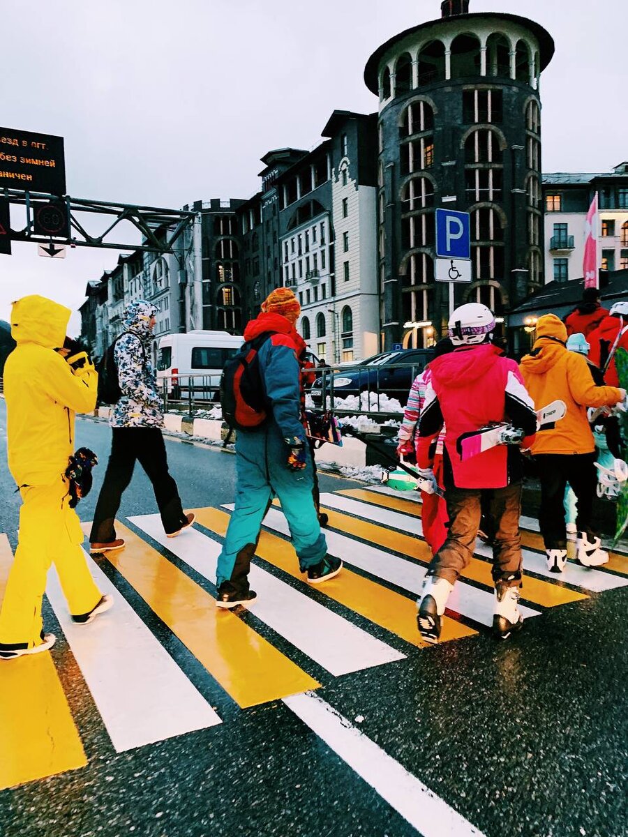 1. Костюм горнолыжный 
 Для меня этот пункт является самым важным, так как тепло и сухость-это основные критерии комфорта. Раньше я катался в куртке Termit и штанах Quiksilver. Сейчас же в комбинезоне Cool Zone, который отлично держит тепло, защищает от осадков и ветра и не сковывает движений.
 
2. Доску или лыжи 
Лучше взять в прокате (понадобится документ, который вы оставите в залог) пока не поймёшь по своим ощущениям, какой именно снаряд тебе купить.

Лыжникам может пригодиться такое нехитрое приспособление ⬇️