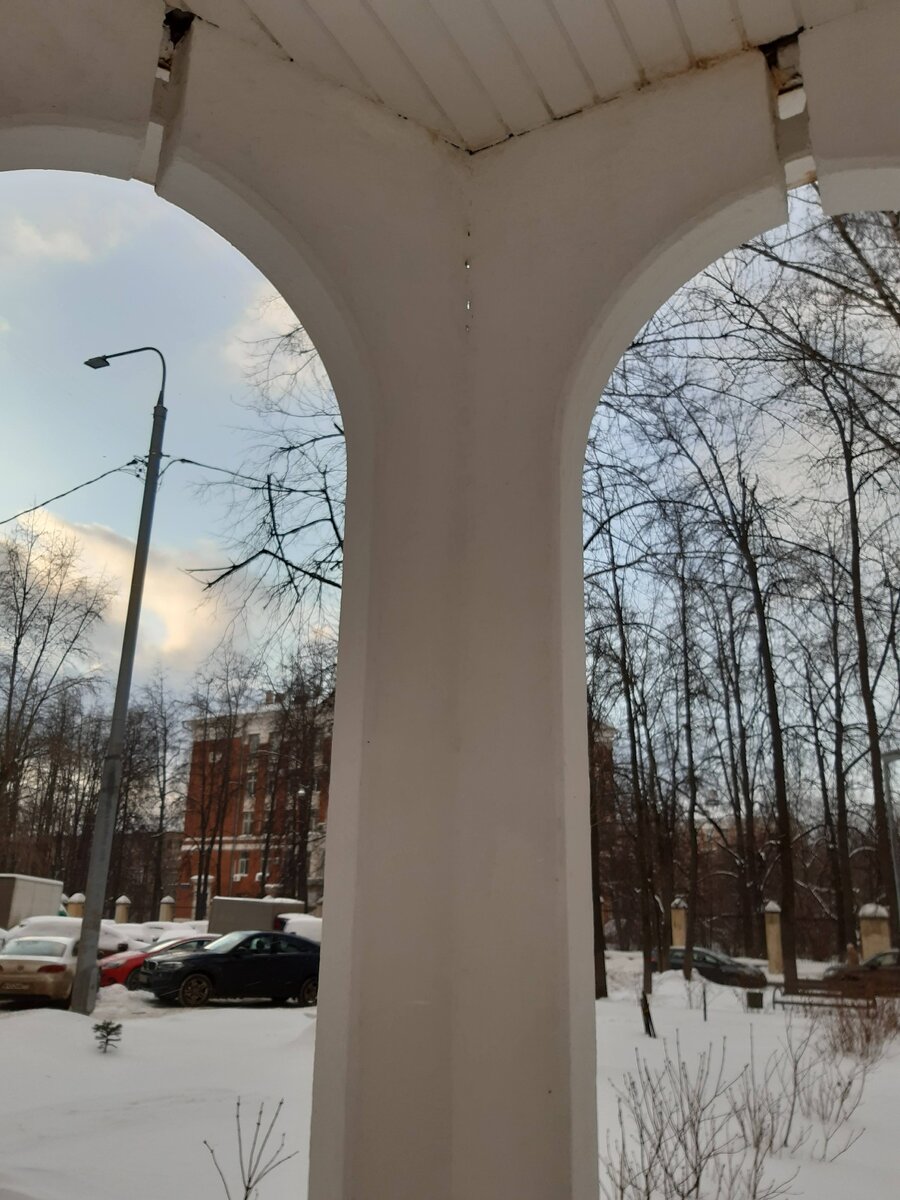 Взгляд из ротонды. А если закрыть глаза, из нее моно увидеть совсем другую картину