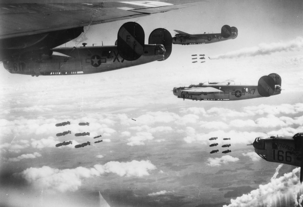 Самолеты B-24 Liberator из 467 бомбовой группы 8-й воздушной армии(с)тянуто в сети