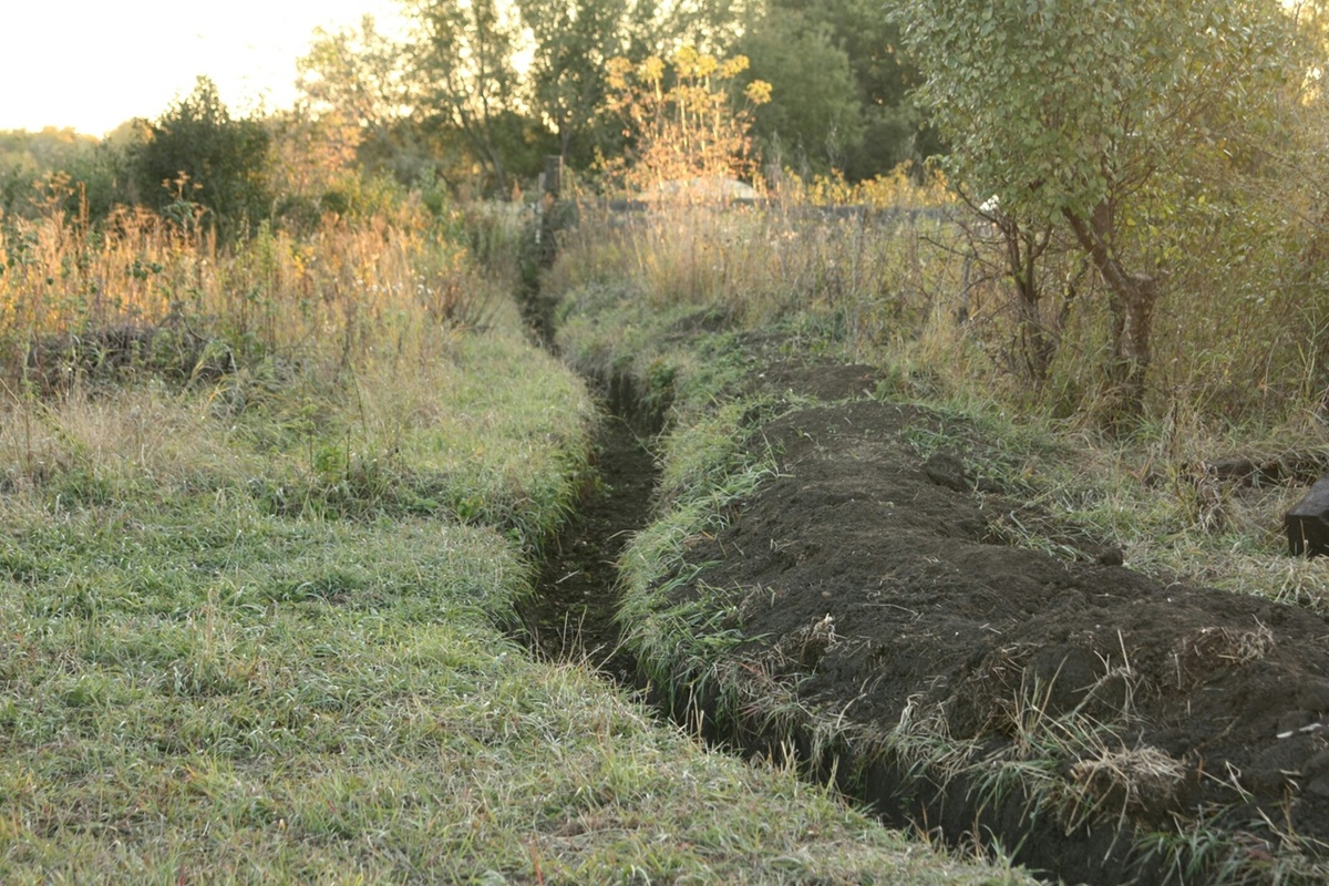 От весенних потоков воды приходится обороняться уже с осени.