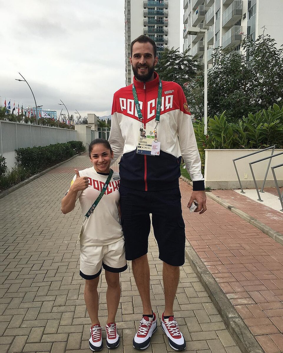 Российские олимпийцы: гимнастка Седа Тутхалян (150 см) и Саша Волков (210 см). Фото: Инстаграм
