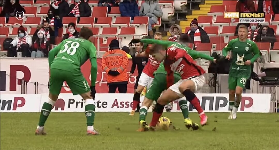 Роман Зобнин фолит против Дениса Макарова. Скриншот с видео "Матч Премьер"