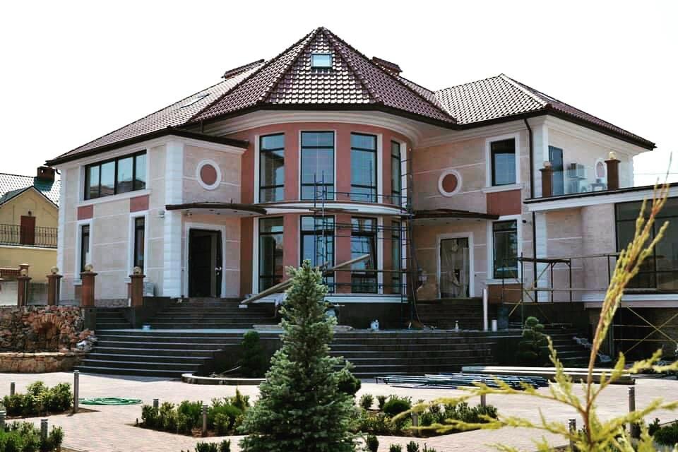 Большой ассортимент фасадных декоративных изделий ООО «Архитек», возможность индивидуального изготовления фасадного декора по эскизам заказчика позволяют брать в работу объекты любой сложности.