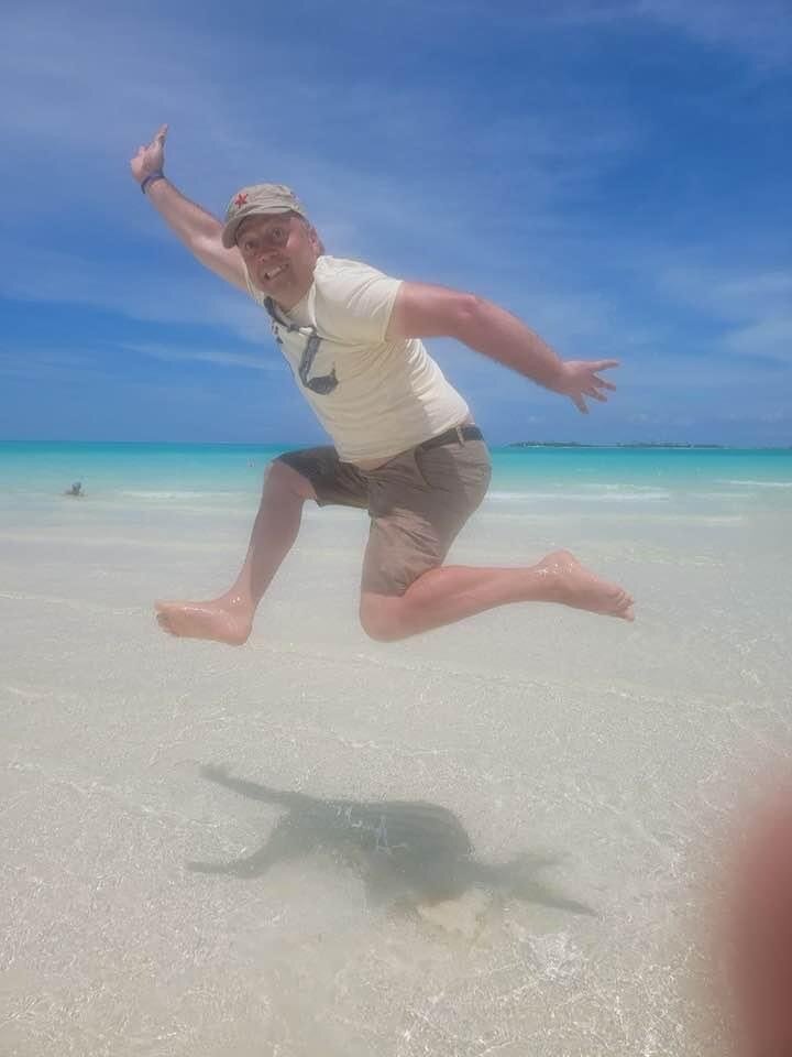 Это мой муж. Разве не похож на человека с некорректным мышлением? Конечно похож. Поэтому нашего сына и травили. Все же понятно )))