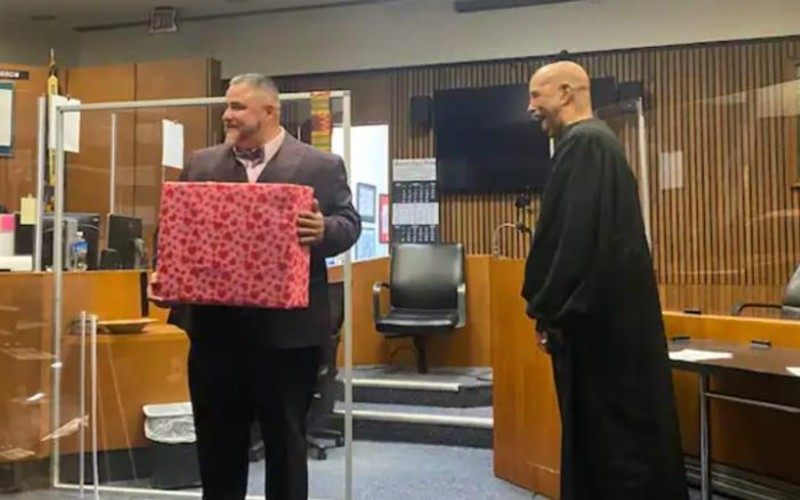 Эдвард Мартелл (слева) и Брюс Морроу в зале суда после церемонии присяги. Фото из личного архива Мартелла