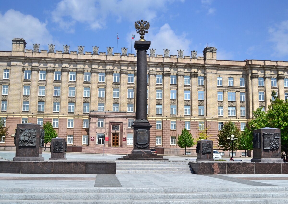 Белгород славы. Памятник с.а. Дегтярёву в Белгороде. Дом советов (Белгород). Памятник Дегтярёву возле института культуры в Белгороде. Фото дома советов в Белгороде.