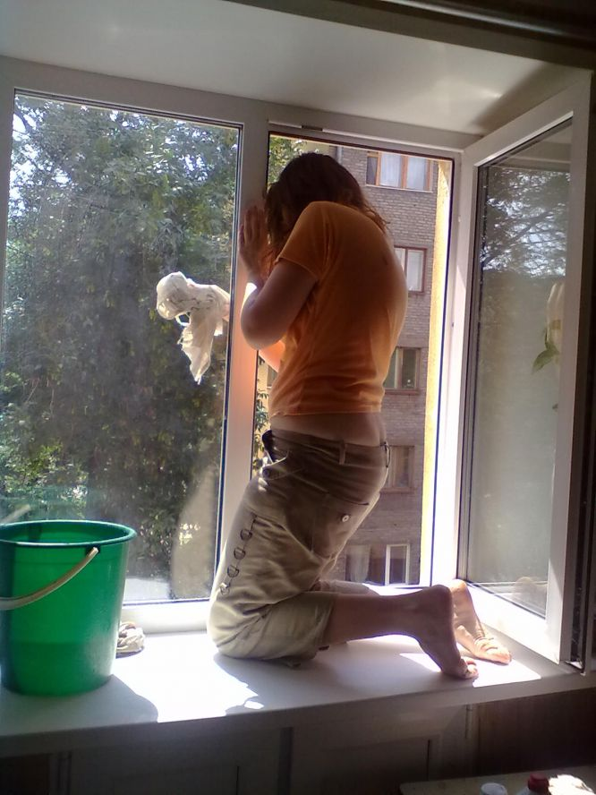 Сериалы нетфликс 2022. У окна. Девушка моющая окно. В моем окне 2. В моем окне 2.