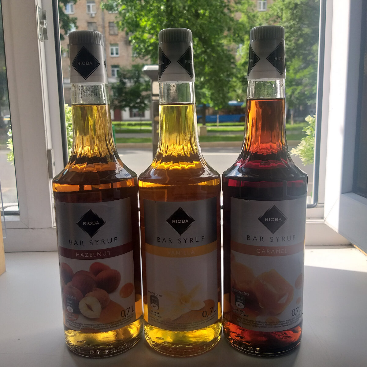 Добрый день,Объем бутылки 700 мл по стоимости он намного дешевле монин его я использую в кондитерской и для кофейни беру тоже его он идёт как для кофе также для холодных лимонадов и молочных милкшейков идеальный вариант также и для дома всем советую присмотреться к данному продукту 