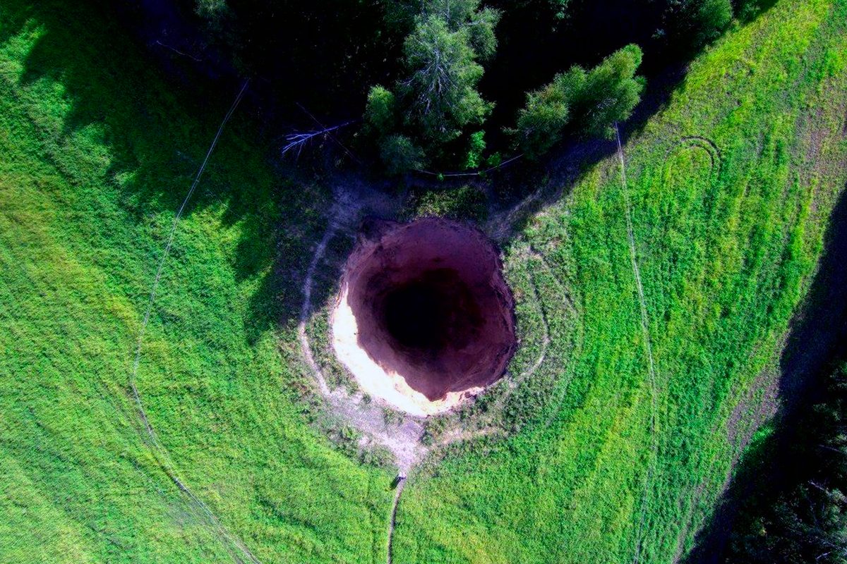 Ев зем. Карстовый провал в Соликамске. Карстовая воронка Макунджи. Неледино Нижегородская карстовый провал. Дыра дракона карстовая воронка.