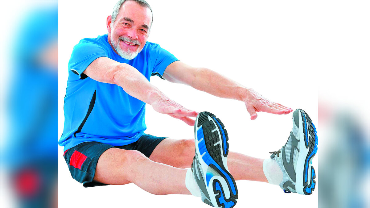 Вы можете выполнять растяжку, когда просыпаетесь, чтобы бороться с утренней скованностью, или даже во время полуденного перерыва. Сначала сосредоточьтесь на растяжке через день, постепенно переходя на каждодневные занятия. Как и использование зубной нити, ежедневная растяжка дает наилучшие преимущества.