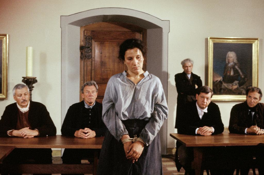 Кадры из фильма, посвященного ей. Источник фото: https://anews.com/razvlechenija/86848414-anna-gyolydi-ili-istorija-poslednej-vedymy-evropy.html