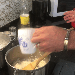 Вливаем 1,5 стакана воды