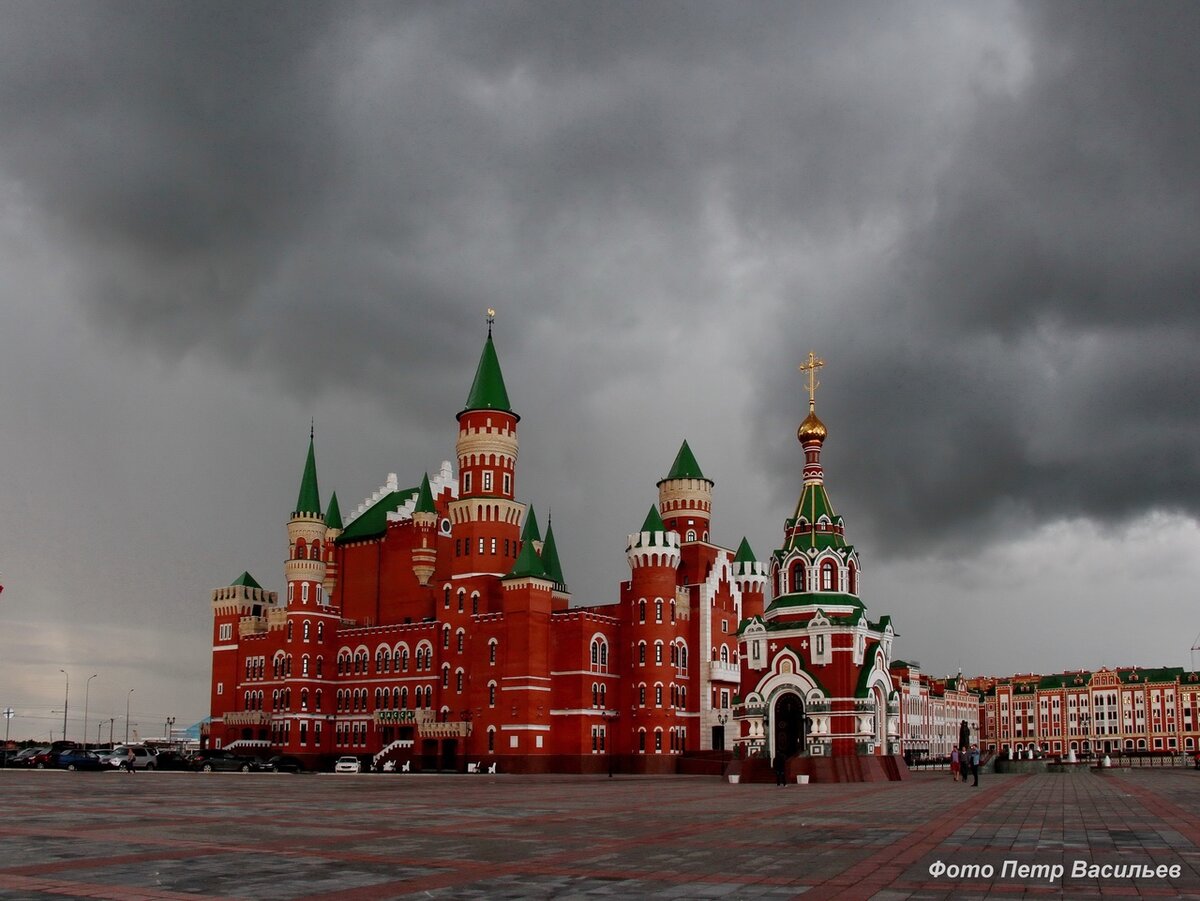 Республиканский театр кукол, который несколько лет назад получил это новое здание. По форме оно напоминает Нойшвайнштайн — замок баварского короля Людвига II на юге Германии