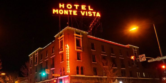 За пределами знаменитого отеля Флагстафф.