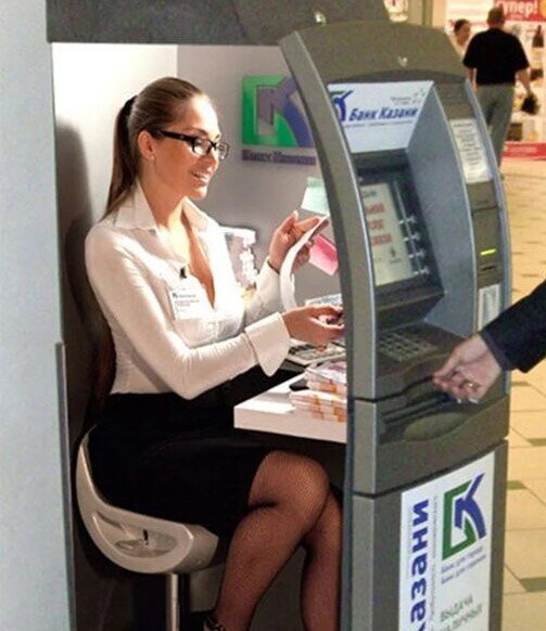 Русские автоматы с деньгами. Терминал банка. Человек у банкомата. Человек у терминала. Мужчина у банкомата.