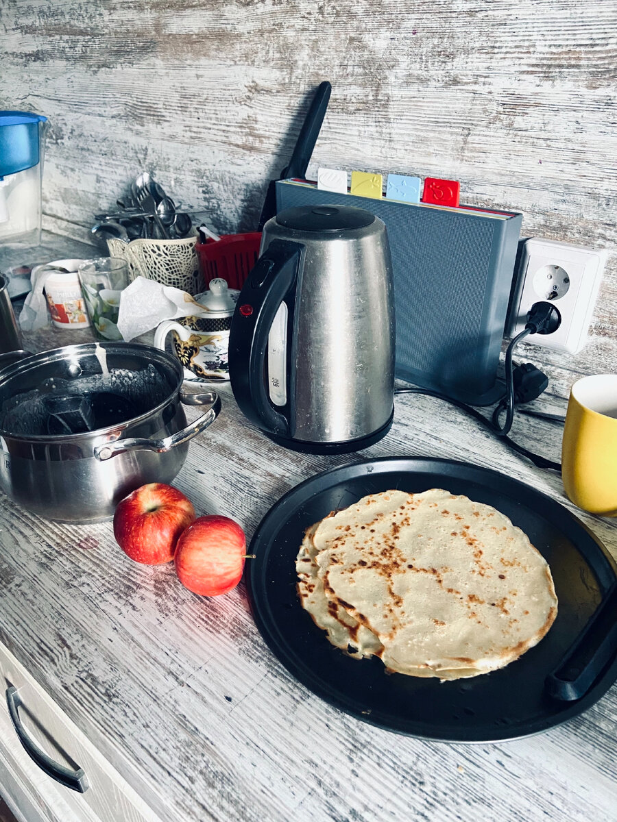 Готовлю блины и шарлотку 