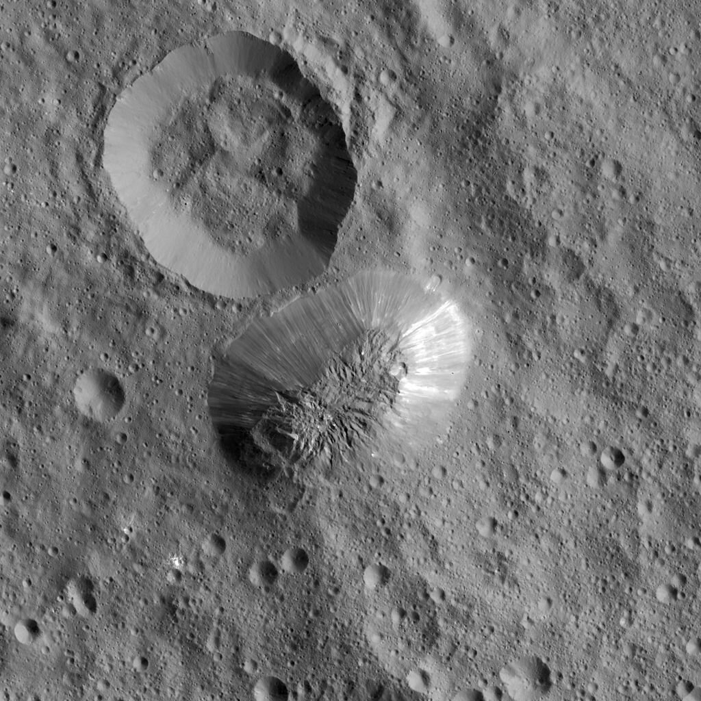 Фото: NASA / Гора Ахуна, снимок сделал зонд Dawn