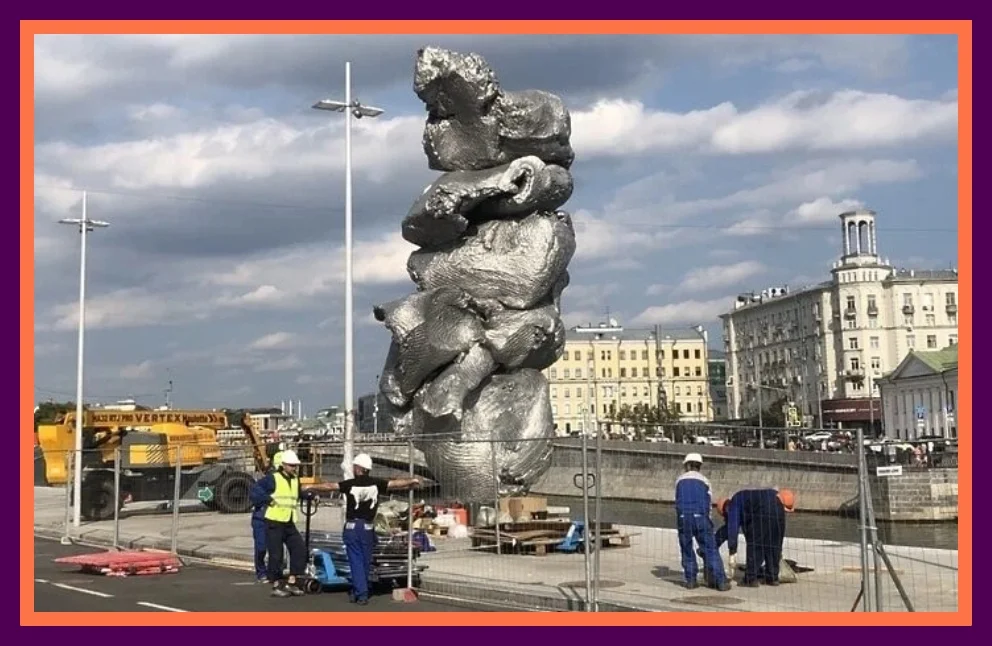 Памятники современной москвы. Урс Фишер скульптуры в Москве на Болотной площади. Урс Фишер памятник в Москве. Памятник какашки в Москве. Памятник на Болотной набережной в Москве.