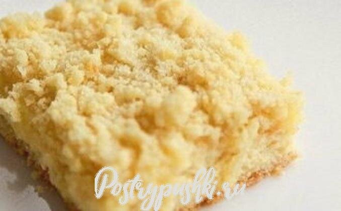 Песочный пирог с творогом – полезное лакомство, которое понравится и маленьким, и взрослым гурманам. Выпечку подают порционно и сочетают с прохладительными напитками или горячим какао, кофе, черным или зеленым чаем.