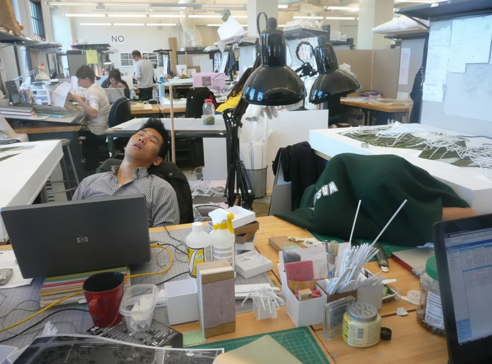 Сон на рабочем месте в Японии. Японцы спят на работе. Рабочее место Япония. Рабочее место японца.